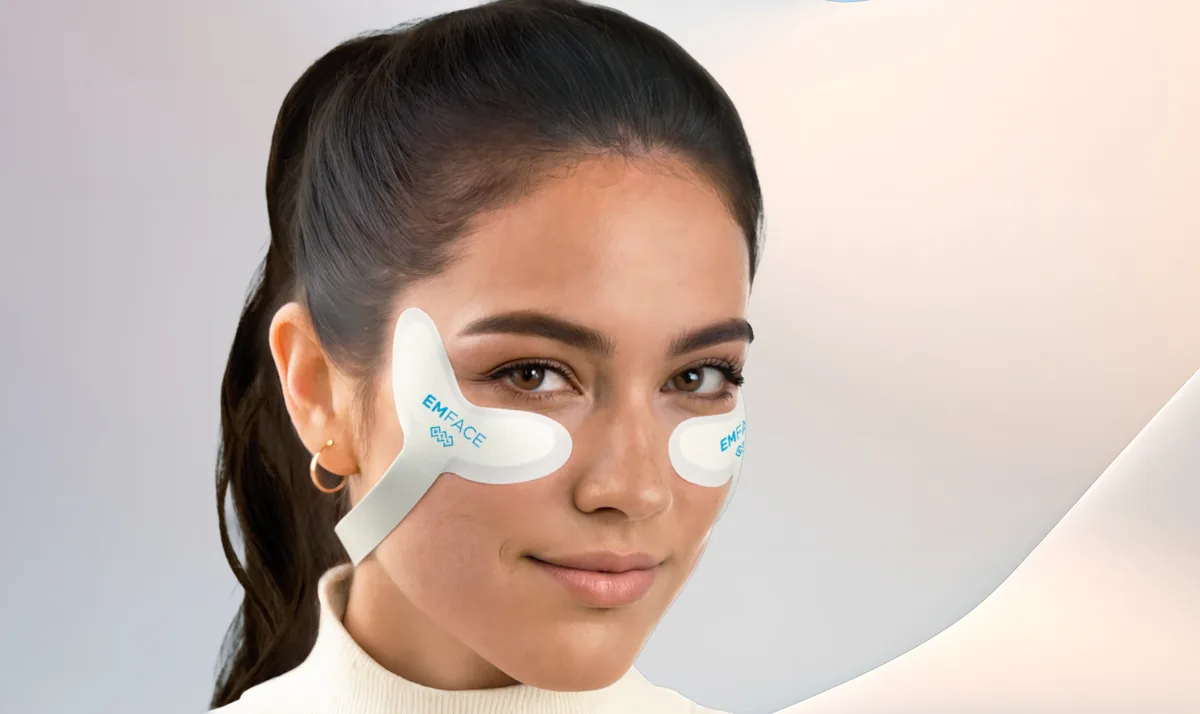 EMFACE Eyes applicators positioned over the under-eye area